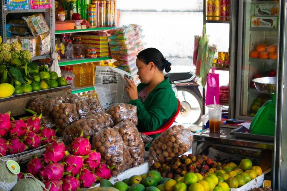 Khách chọn rau củ tươi